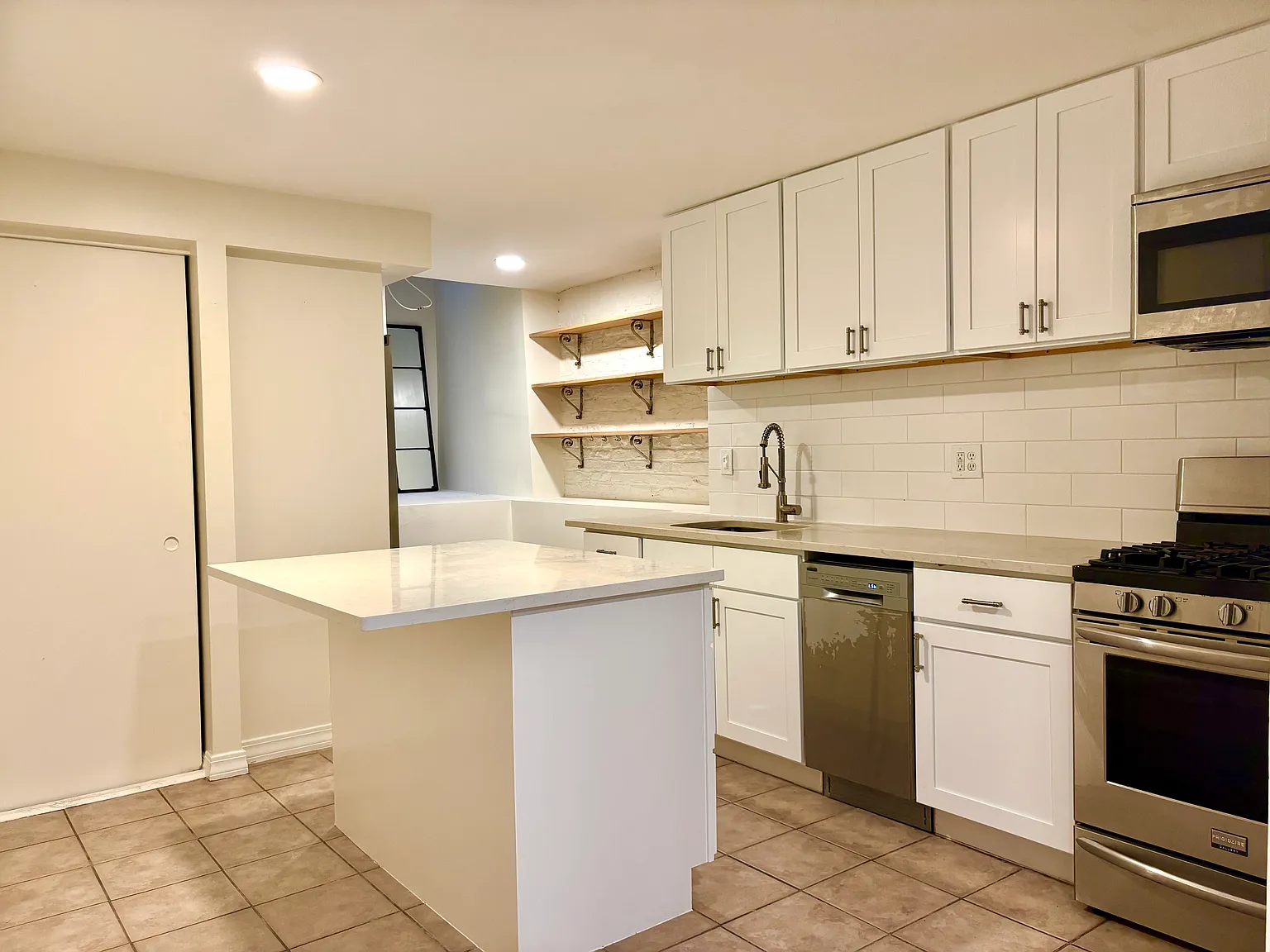 542 Clinton Street — Photo 2