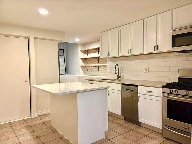 542 Clinton St #1 — Photo 2