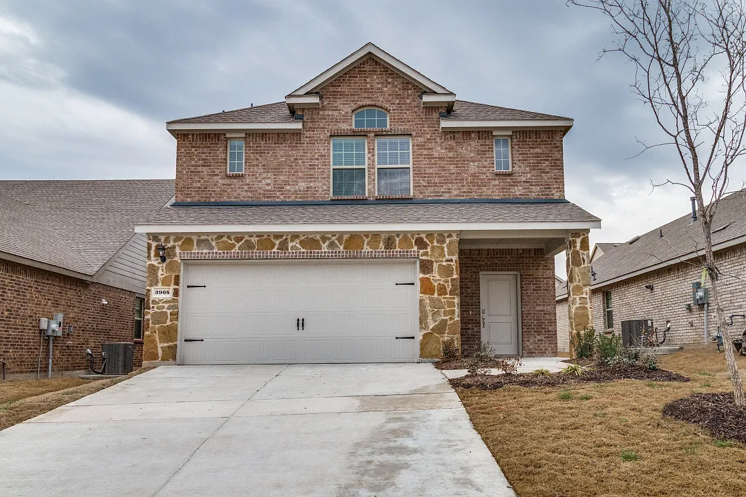 3905 Oak Creek Cir — Photo 1