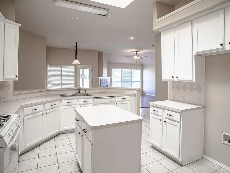6823 Woodcrest Ln — Photo 11