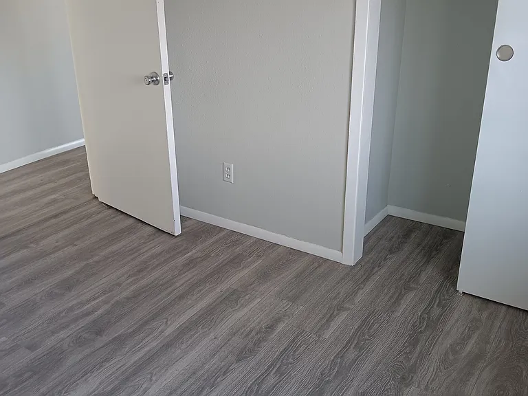 2714 Crestview Dr — Photo 8