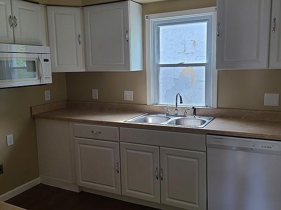 2nd image of 221 Wolf Ct