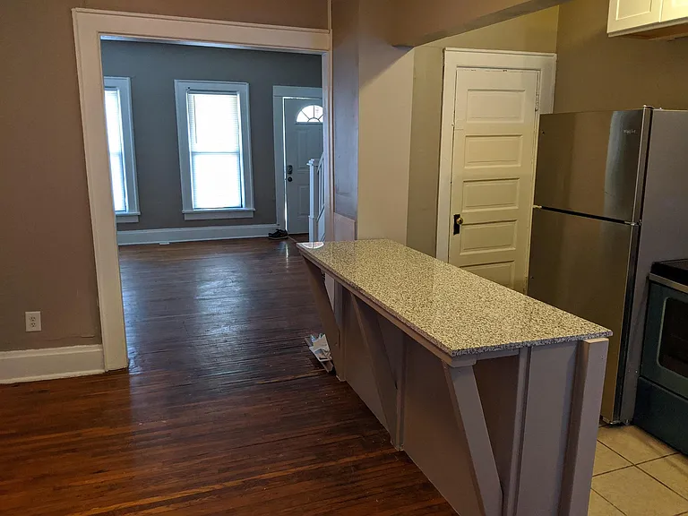 392 E Tompkins St — Photo 9