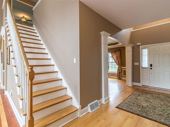 4th image of 50 Towpath Ln