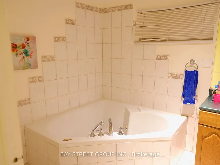 27 Stornoway Cres — Photo 8