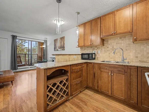 2130 W 17th St SW #207, Calgary, AB T2T 4M4