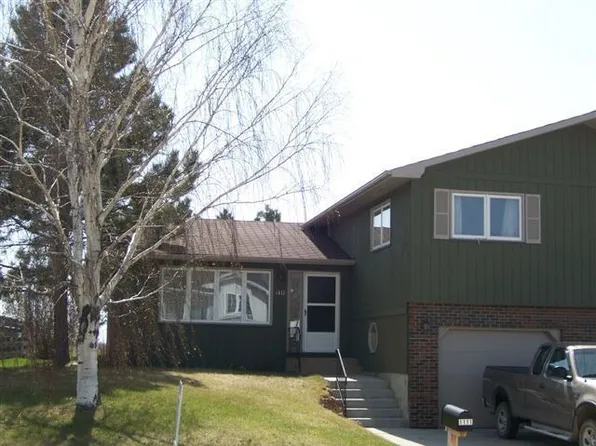 1111 17th Ave NW, Minot, ND 58703