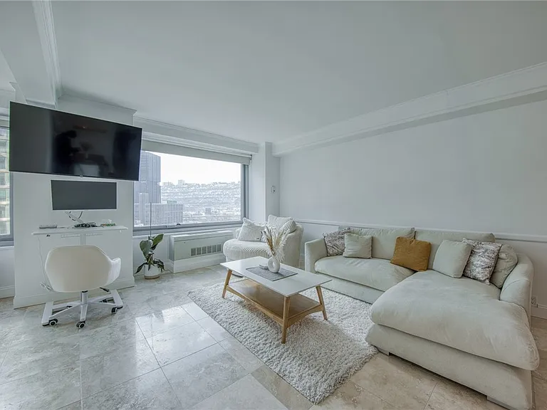 320 Fort Duquesne Blvd #10B — Photo 16