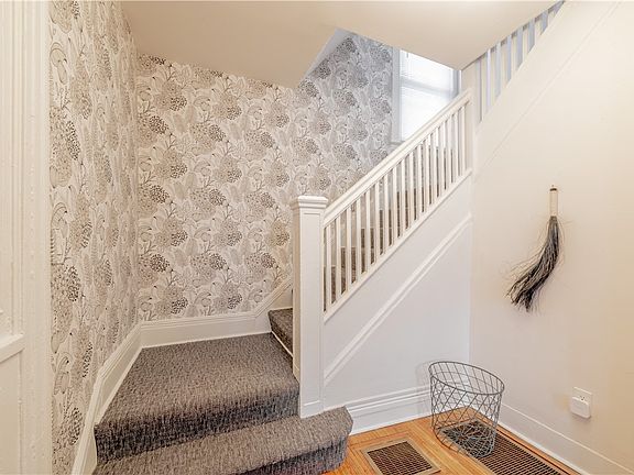 4th image of 153 Barton St