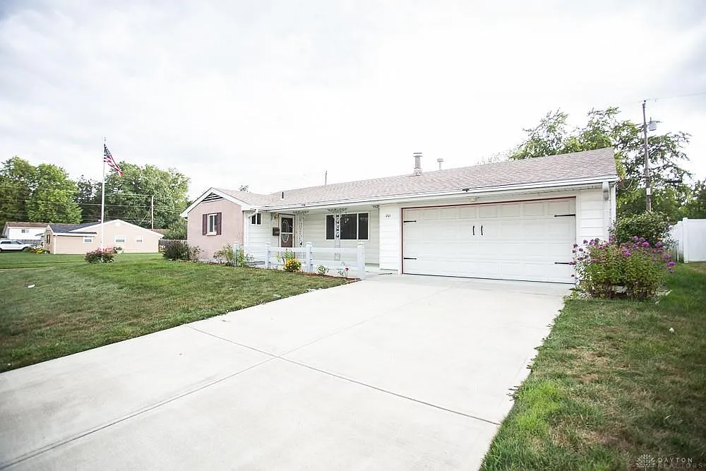 201 Deerfield Dr photo 1