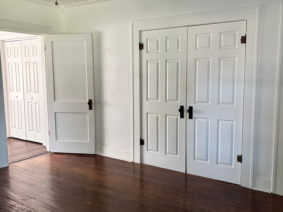 1st image of 821 W Saunders St