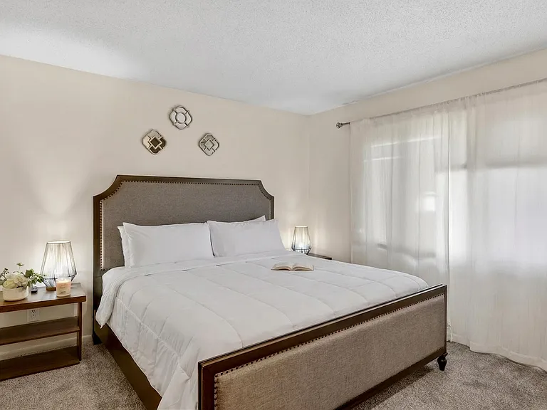 2429 Lawrence Ave — Photo 6