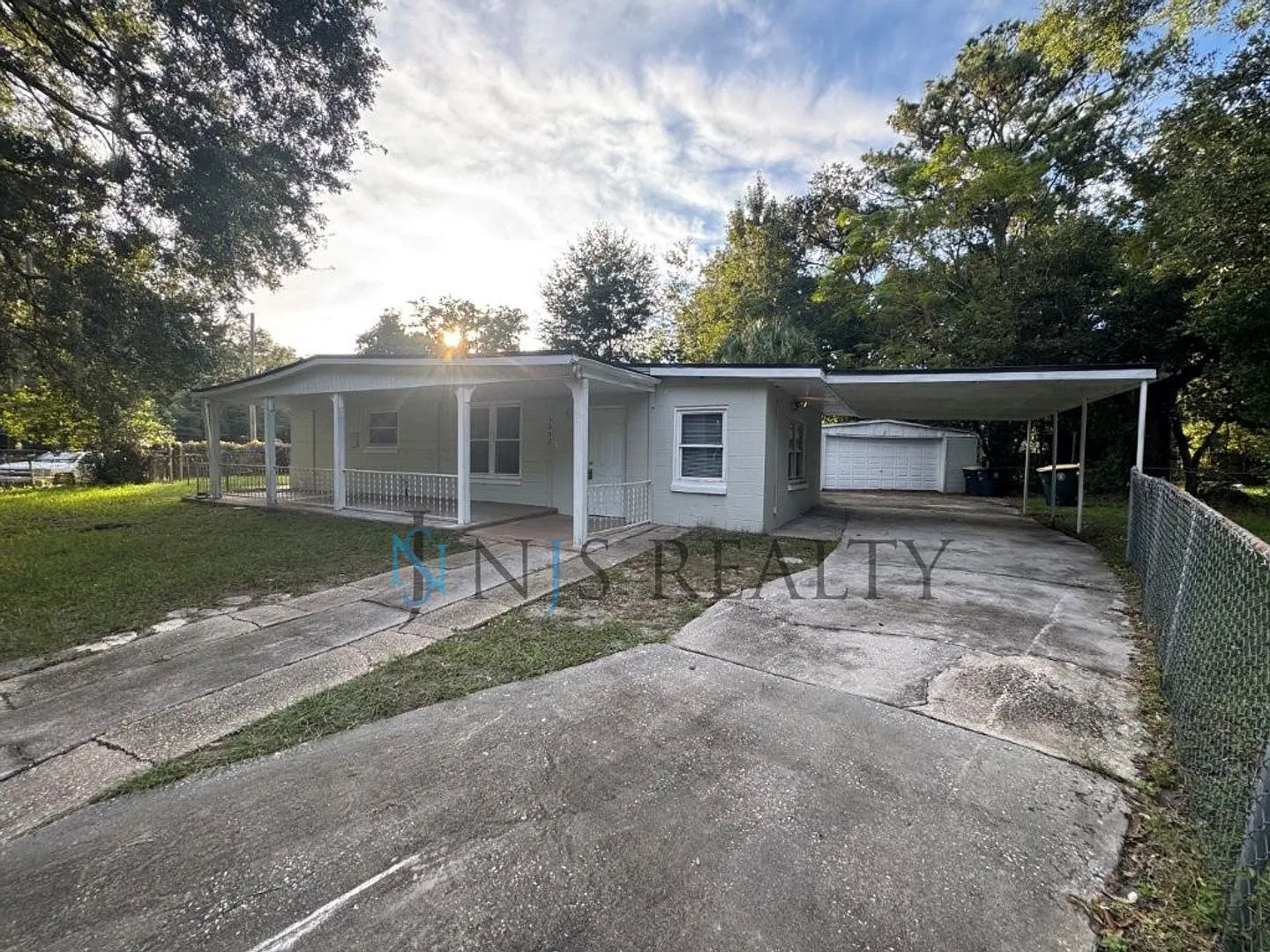 Newly Renovated 3bed, 1.5bath Large Home New Cabinets, Floors, Paint, Fixtures & More... Schedule... — Photo 1