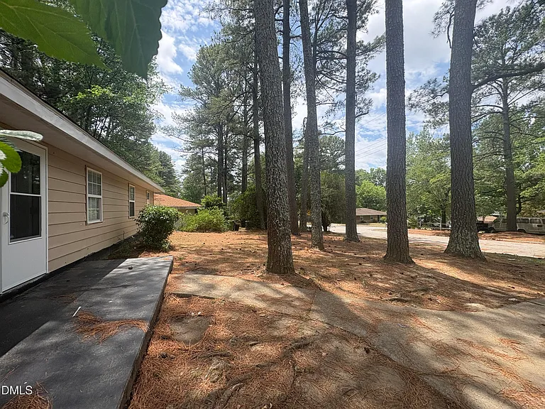 745 Grantland Dr — Photo 2