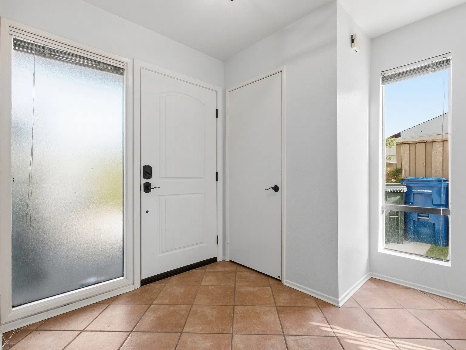 3 bed, 2.5 bath, 1925 sqft, $4,700 — Photo 3