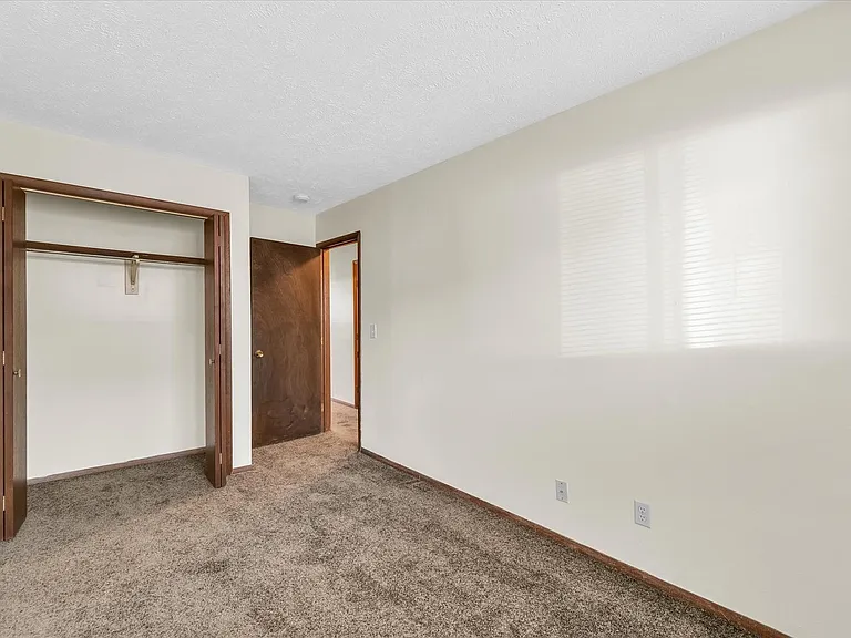 305 S Prospect Rd — Photo 8