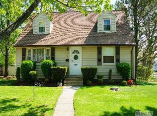 79 Kent St, Farmingdale, NY 11735