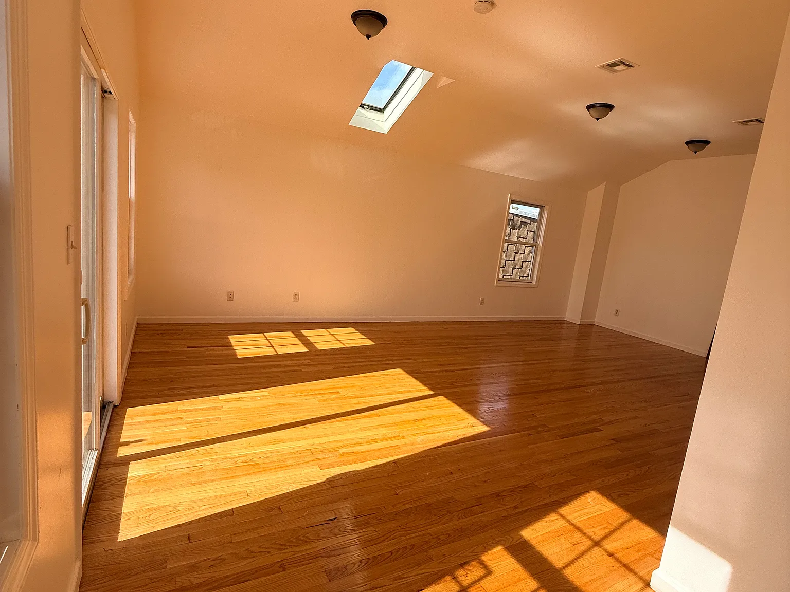 3 bed, 750 sqft, $3,050 — Photo 3