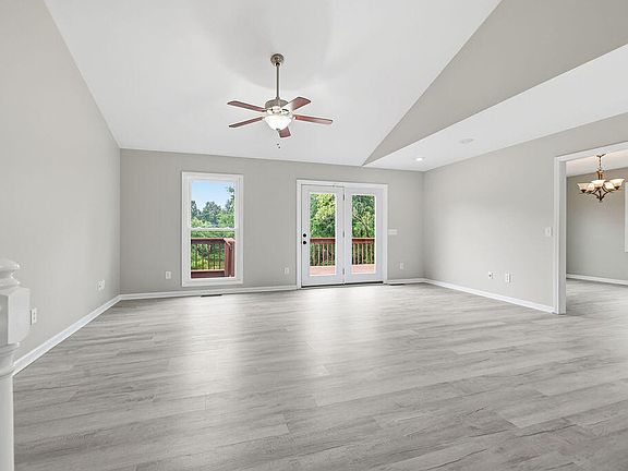 4th image of 97 Camelot Dr