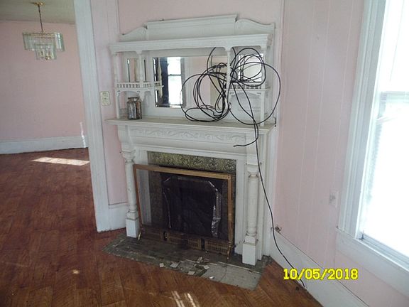 4th image of 301 E Race St