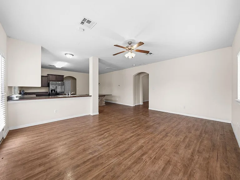 601 Silver Wing Dr — Photo 2