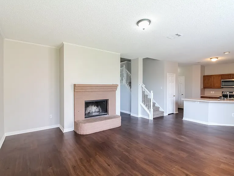 816 Parker Dr — Photo 2