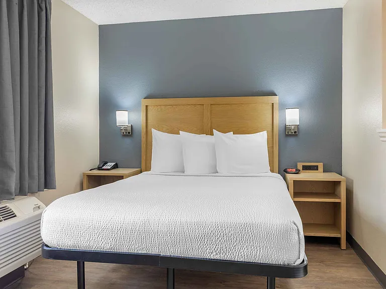 Deluxe Studio - 1 Queen Bed