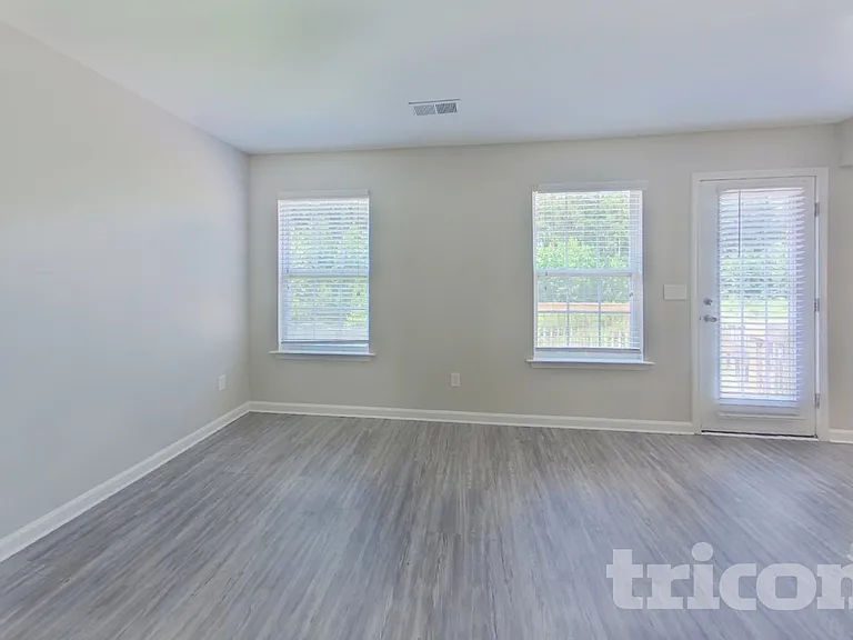 304 Longfellows Ln — Photo 3