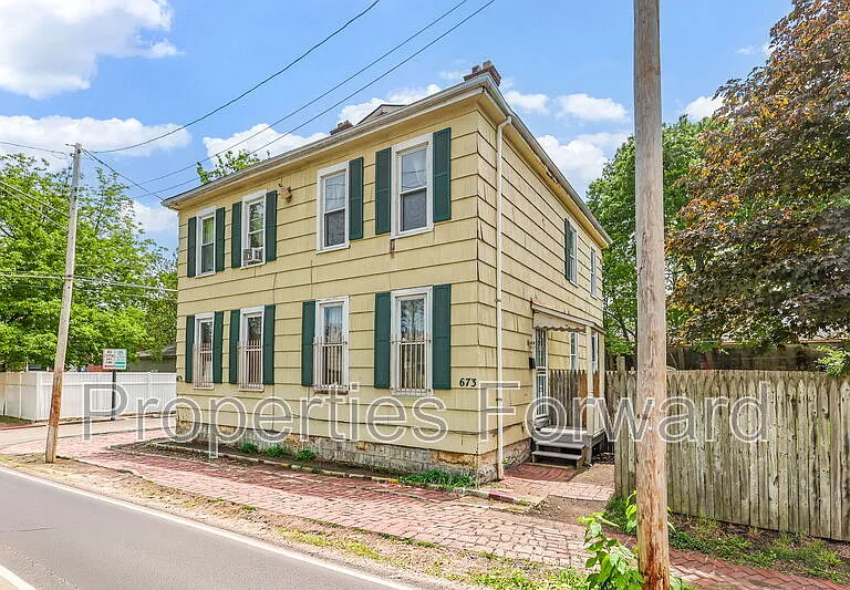 673 E Sycamore St — Photo 3