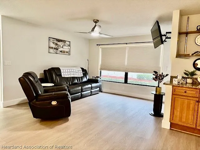 111 E Villaway Rd — Photo 13