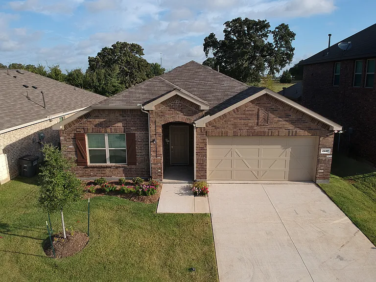 2437 Opaline Dr — Photo 2
