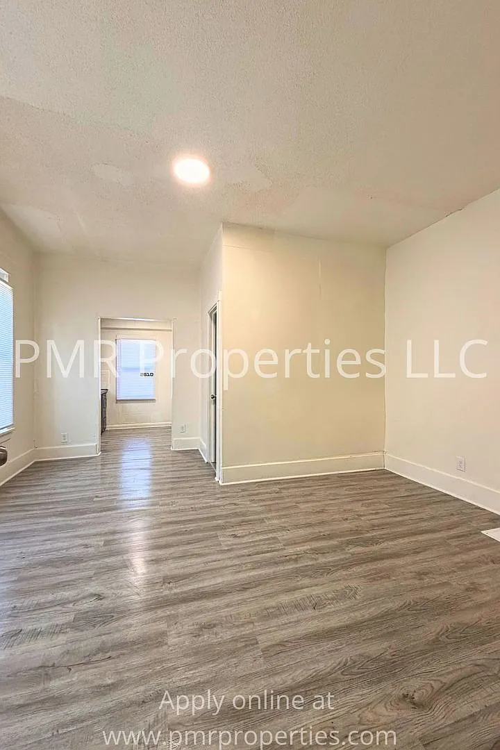 828 Ave B — Photo 3