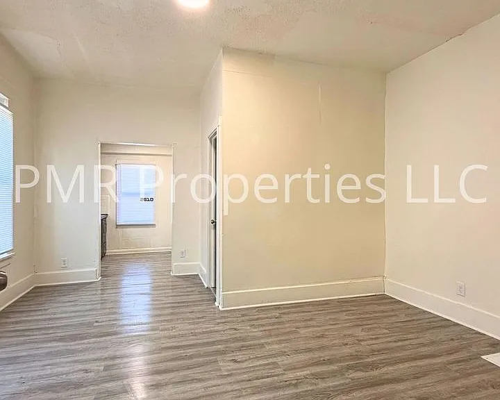 828 Avenue B — Photo 3