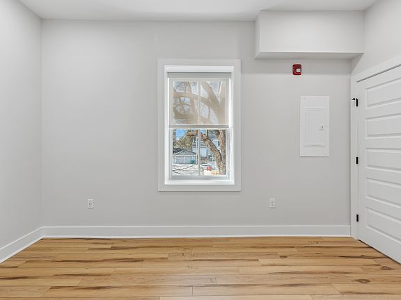 4th image of 515 E Washington St #16626641