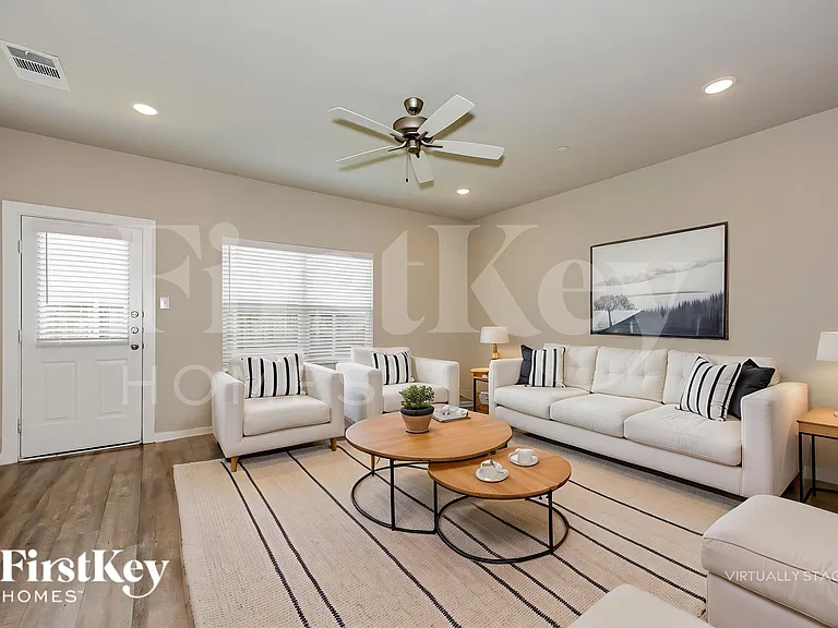 325 Niki Dr — Photo 3