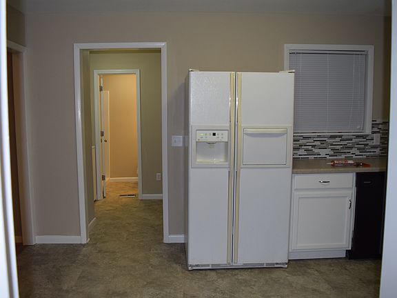Refrigerator, W & D furnished