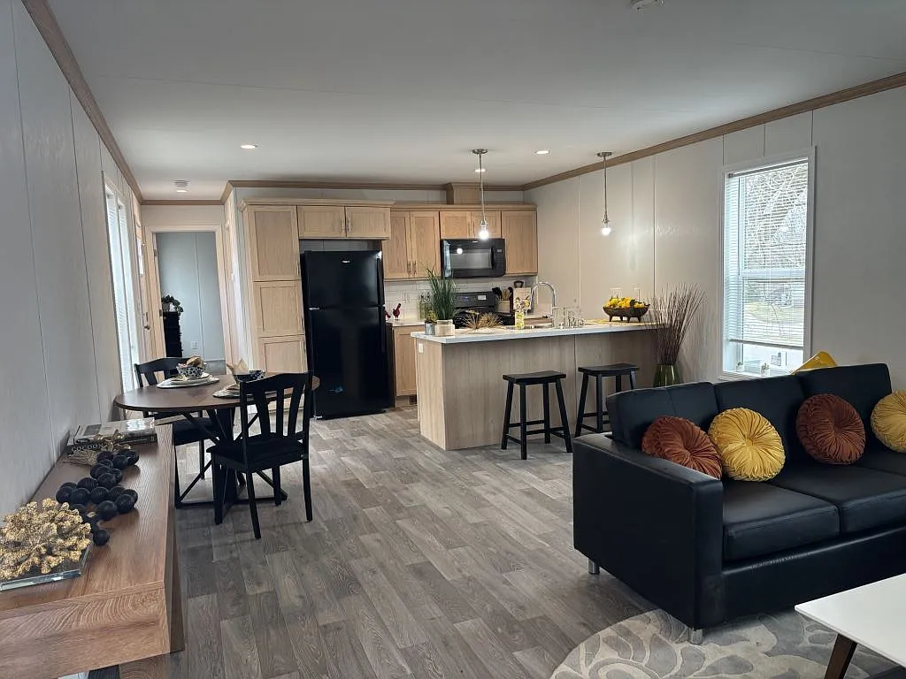 3 bed, 2.0 bath, 1216 sqft, $1,850 — Photo 2