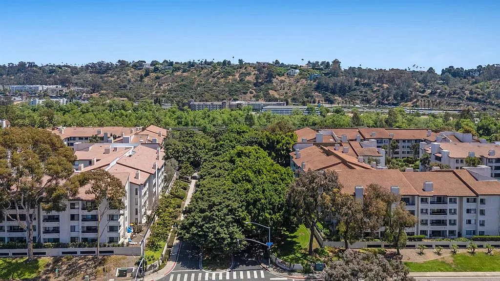 2 bed, 1120 sqft, $3,798 — Photo 3