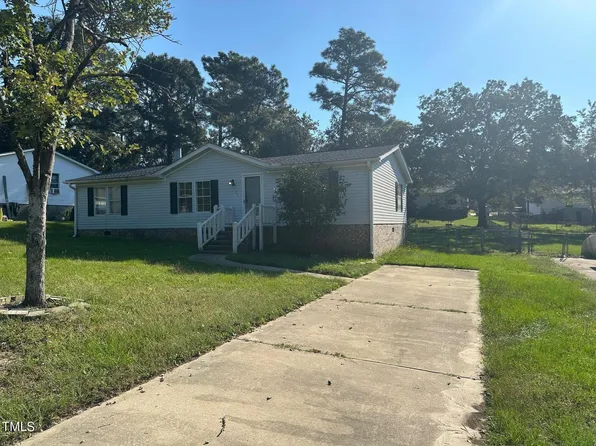 121 Woodbridge Dr, Spring Lake, NC 28390