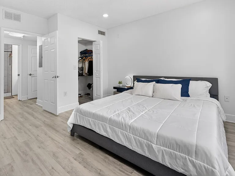 8020 Nob Hill Rd #305 — Photo 4