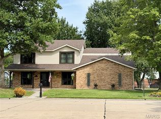 404 Hunters Gln, Belleville, IL 62220