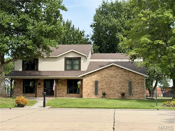 404 Hunters Gln, Belleville, IL 62220