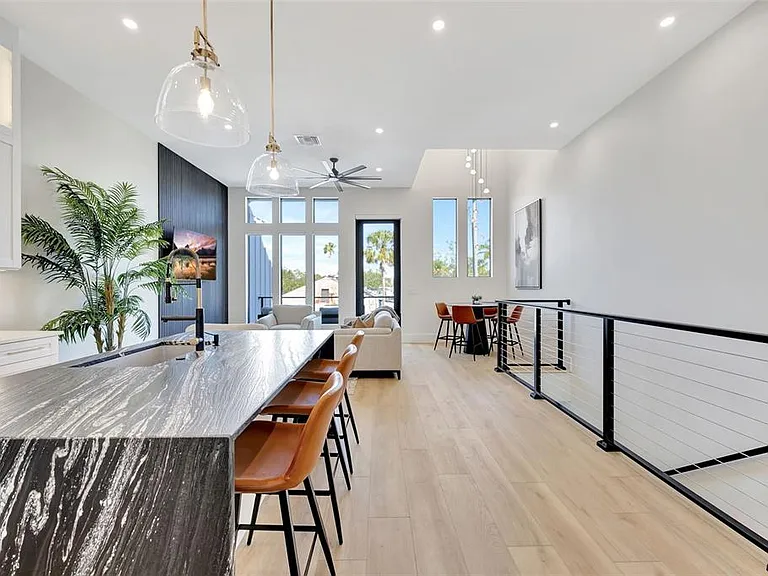 341 Albert St — Photo 14