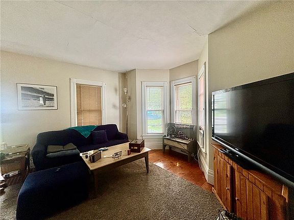 4th image of 21 W Elizabeth St