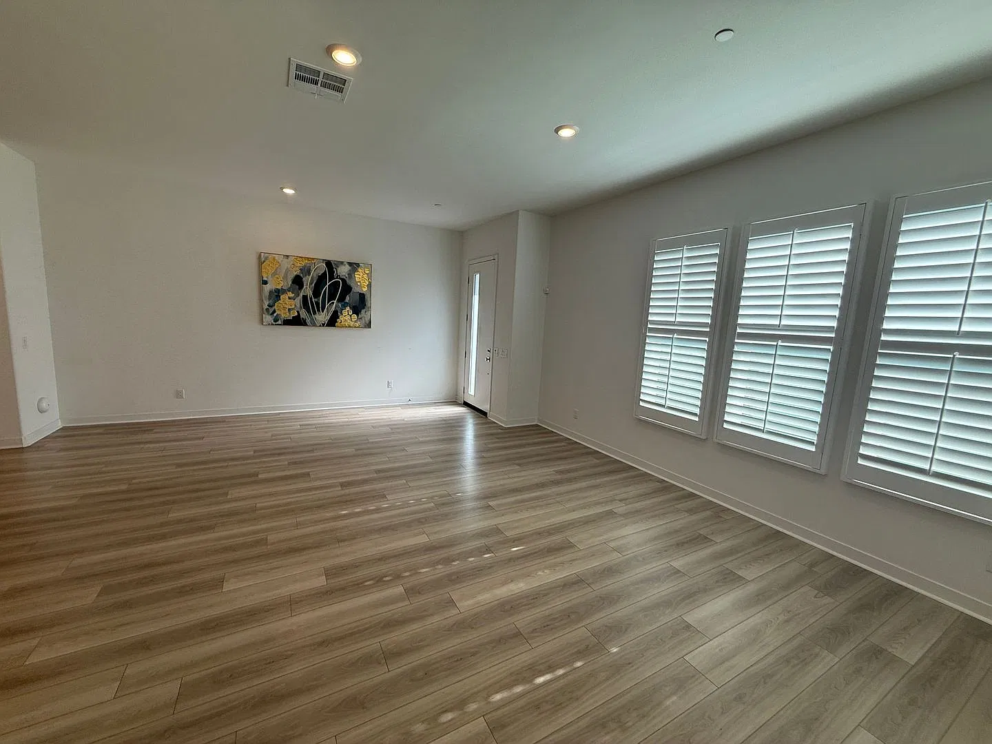 Beautiful 4-Bedroom Home in Valencia's Five Points! — Photo 4