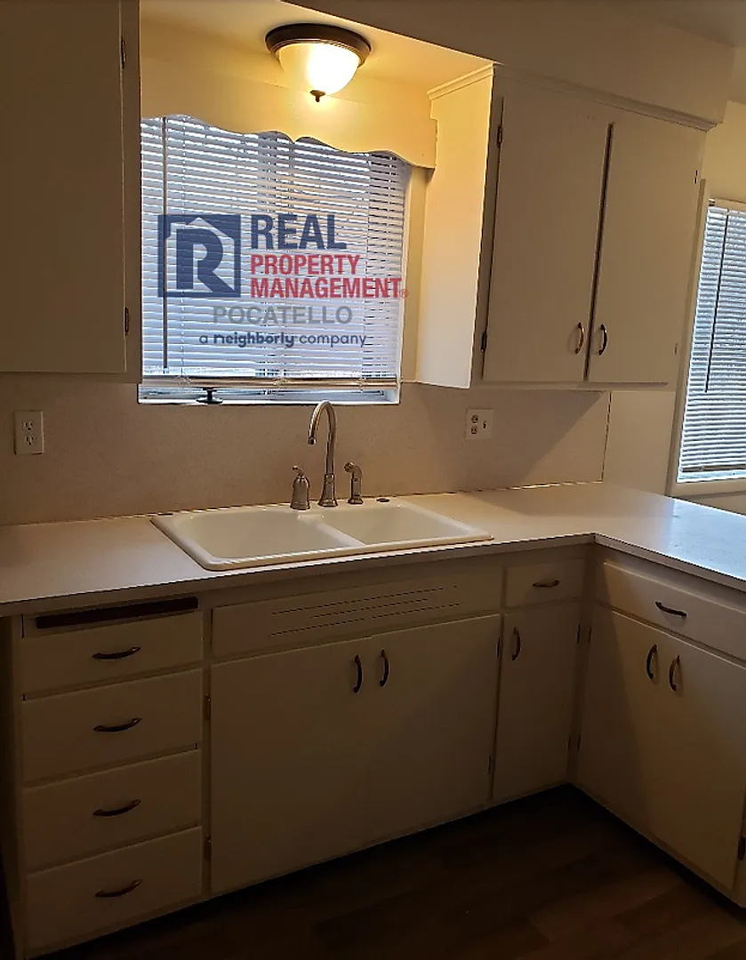 3 Bedroom 1 Bath Home - 1 Car Garage - Pet Negotiable — Photo 4