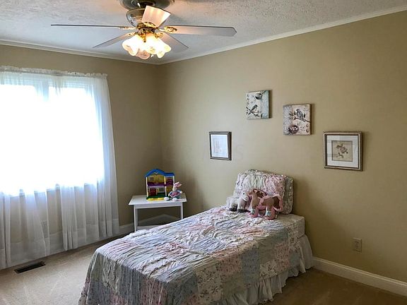 4th image of 125 Hillcrest Dr