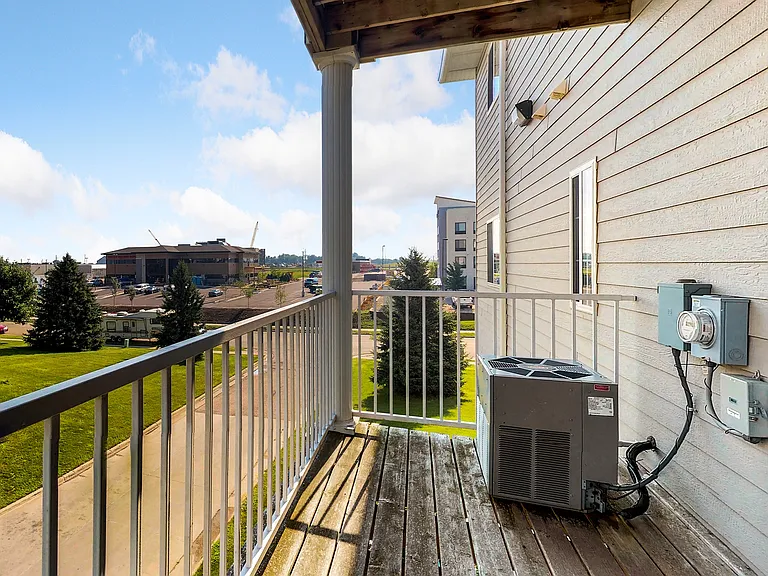 Platinum Valley Apartments — Photo 47