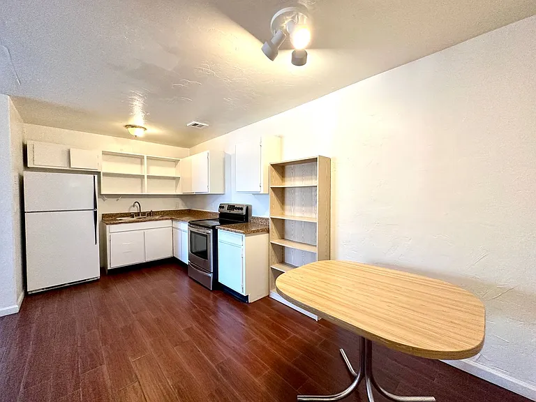 1 and 2 Bedrooms Great Location with Community Pool and Onsite Laundry! 1/2 of Mile from U of A — Photo 28