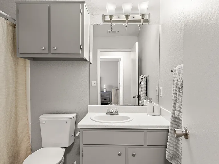 Sunset Pointe Apartments — Photo 45